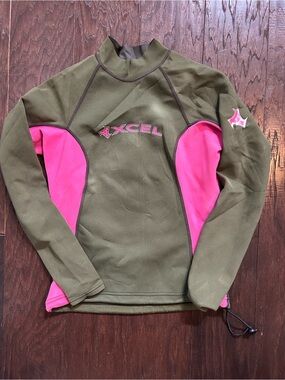 XCEL Women’s Neoprene Olive Green & Hot Pink Wetsuit Top excellent condition